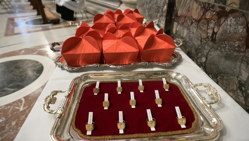Los birretes y anillos de los nuevos cardenales ayer en el Vaticano antes de la ceremonia.