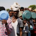 Refugiados etíopes esperan para recibir alimentos en el campo de Um Rakuba en la región de Tigré.