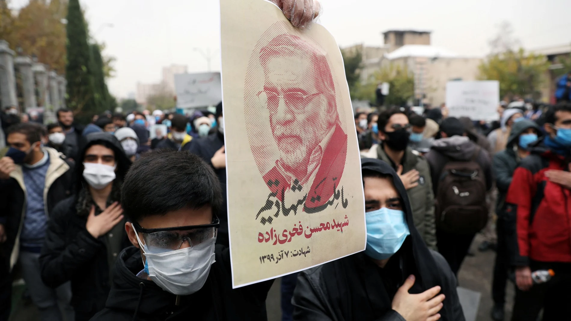 Un manifestante sostiene una foto de Mohsen Fakhrizadeh durante una manifestación en Teherán (Irán)
