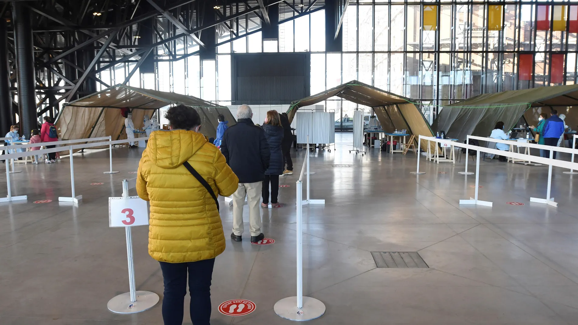 LEÓN, 28/11/2020.- Realización de test de antígenos por la Covid-19, hoy sábado en el Palacio de Exposiciones de León. La Consejería de Sanidad ha informado este sábado que León ha registrado 151 positivos, lo que supone un repunte respecto al número de casos de la última semana, lamentándose cinco nuevos fallecimientos en centros hospitalarios, con lo que la cifra de decesos asciende a 762. Todos los positivos registrados corresponden a personas asintomáticas o en seguimiento de la enfermedad.- EFE/J.Casares