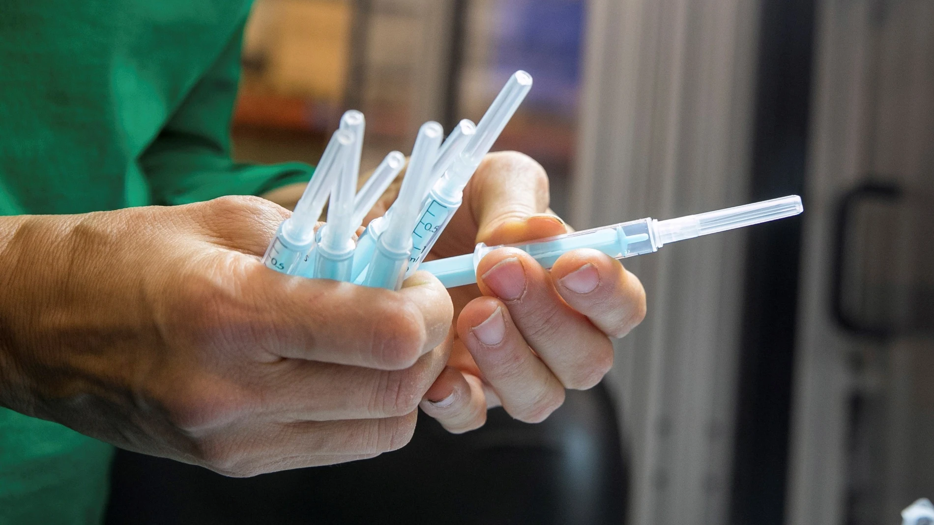 Una operaria de la planta de la empresa Becton Dickinson inspecciona unas muestras de la jeringuilla que fabrican para administrar la vacuna contra el coronavirus