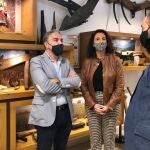El consejero de la Presidencia, Elías Bendodo, en su visita a Alhaurín el Grande (Málaga)