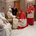 El Papa Francisco y los nuevos cardenales visitan al Papa emérito, Benedicto XVI en el Vaticano.