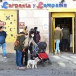 Uno de los locales de Burgos que ha encendido sus luces y abierto su local pero sin venta al público como protesta
