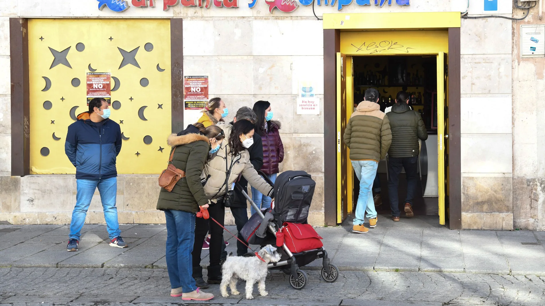 Uno de los locales de Burgos que ha encendido sus luces y abierto su local pero sin venta al público como protesta