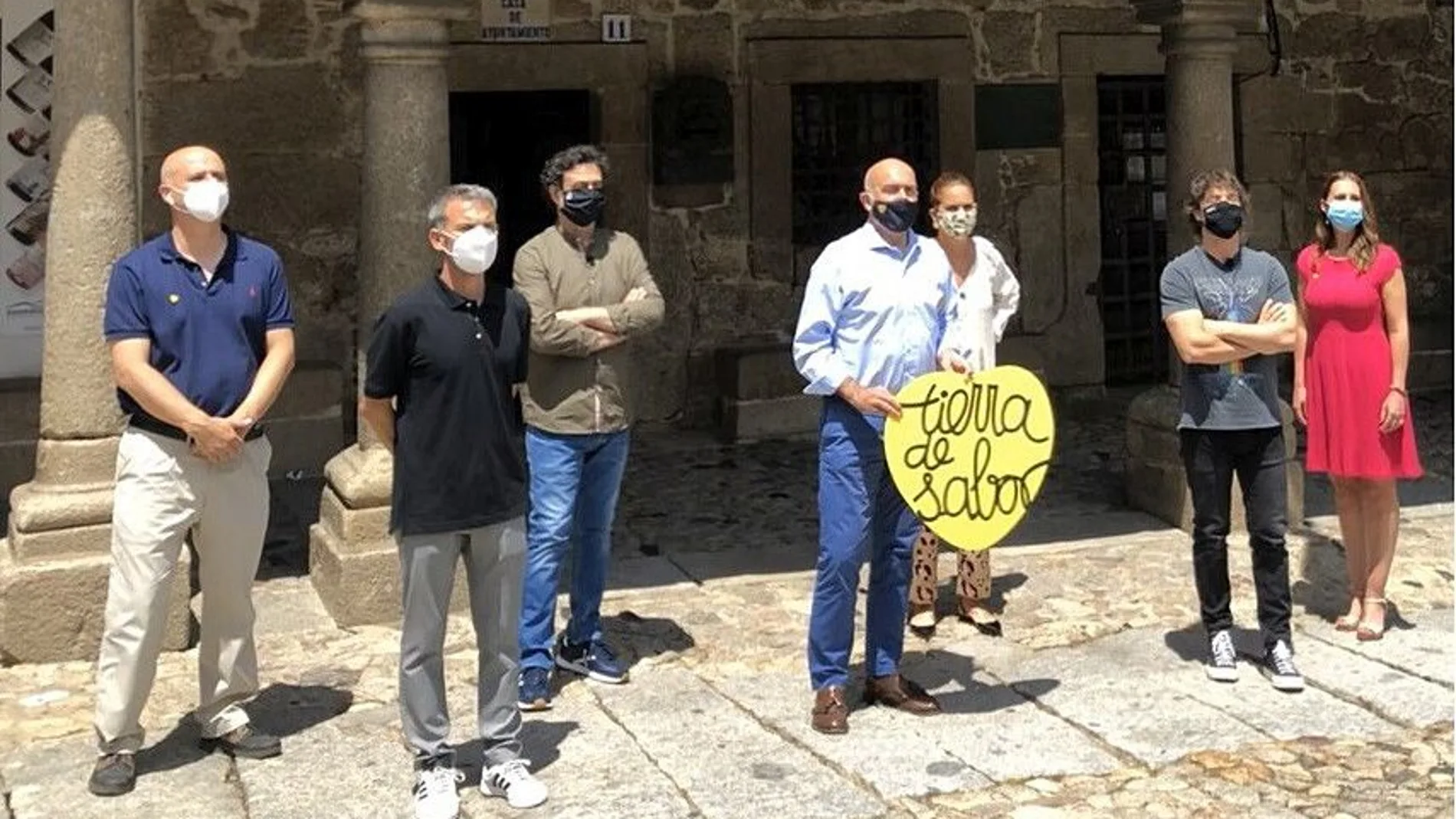 Los productos Tierra de Sabor llegan a la semifinal de MasterChef Celebrity 5. De izquierda a derecha, el viceconsejero de Desarrollo Rural, Jorge Llorente; el alcalde de La Alberca (Salamanca), Miguel Ángel Luengo; el miembro del jurado de Masterchef Pepe Rodríguez; el consejero de Agricultura, Ganadería y Desarrollo Rural, Jesús Julio Carnero; los miembros del jurado Samanta Vallejo-Nágera y Jordi Cruz; y la directora general de la Cadena Alimentaria de la Junta, Gema Marcos