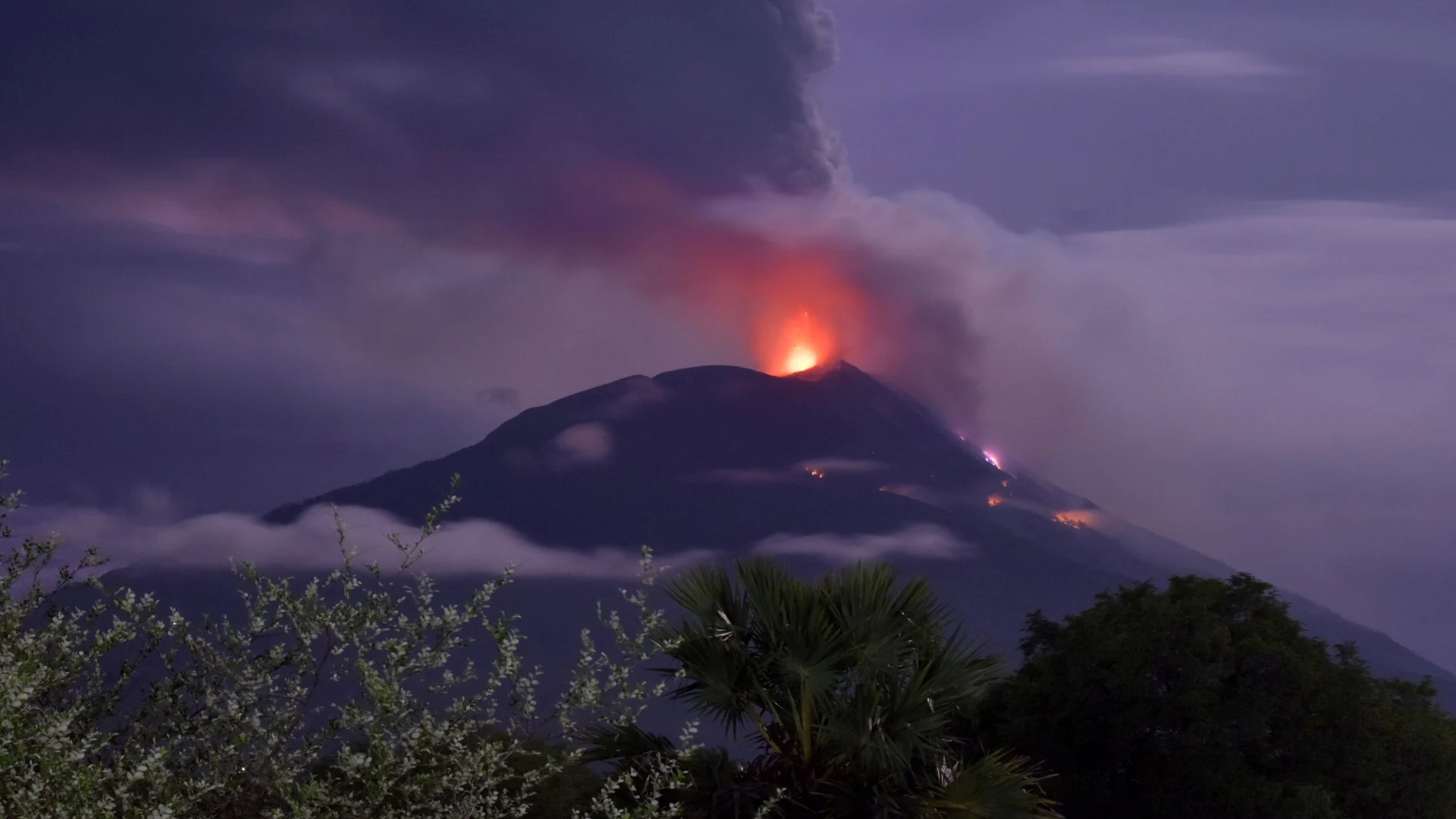 El volcán Ile Lewotolok ha entrado en erupción