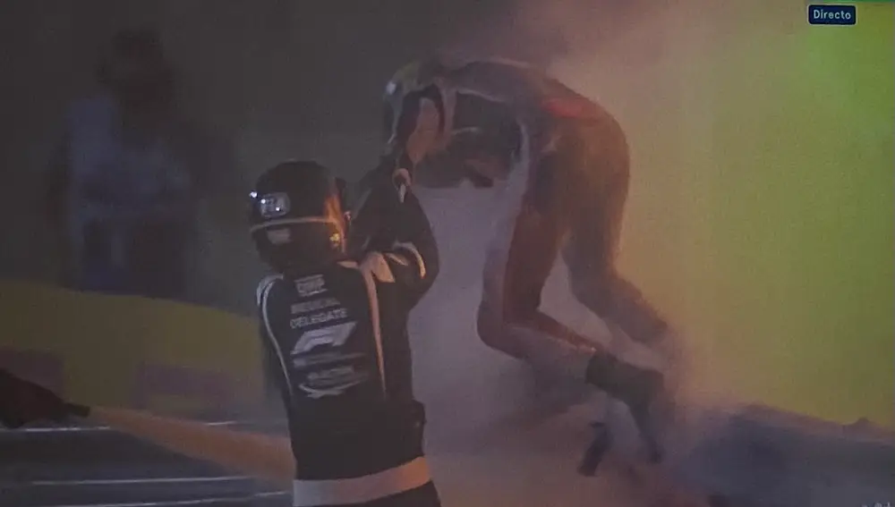 Grosjean saliendo del coche tras producirse el incendio