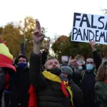 Varios centenares de negacionistas, convocados por la Plataforma Policías por la libertad, se han manifestado por el centro de Madrid. EFE/Rodrigo Jiménez