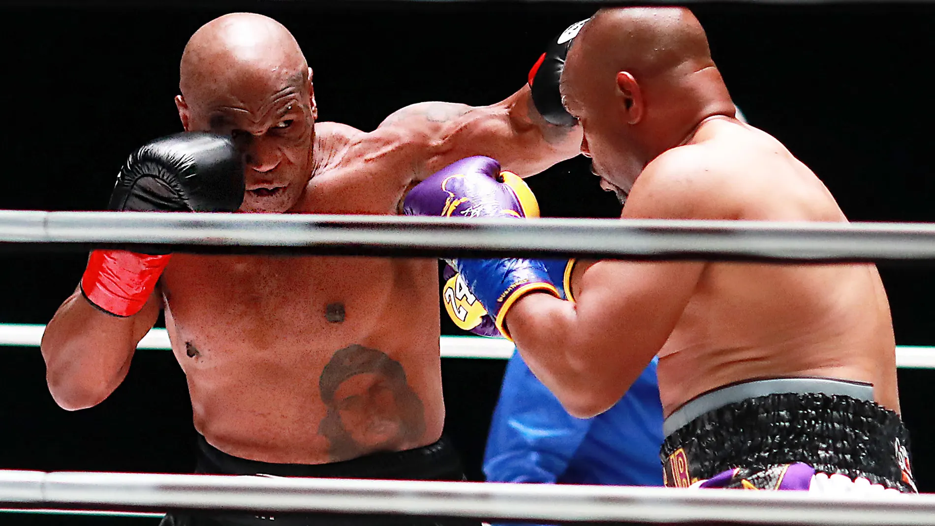 Mike Tyson lanza un golpe a Roy Jones Jr. en el Staples Center de Los Angeles, California.