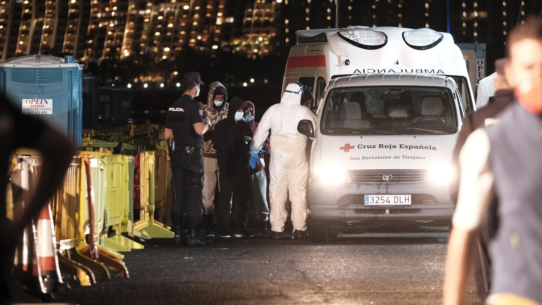 Los últimos 27 inmigrantes que quedan este domingo en el campamento del muelle de Arguineguín (Gran Canaria) están siendo trasladados esta noche en ambulancias a otros recursos de acogida humanitaria