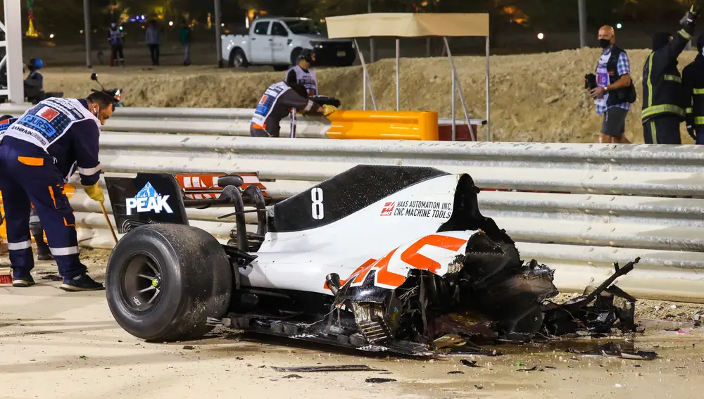 El coche de Grosjean, partido por la mitad