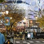 Vista del acceso a la madrileña Puerta del Sol el pasado domingo por la tarde, con la Policía Municipal controlando la afluencia de público.