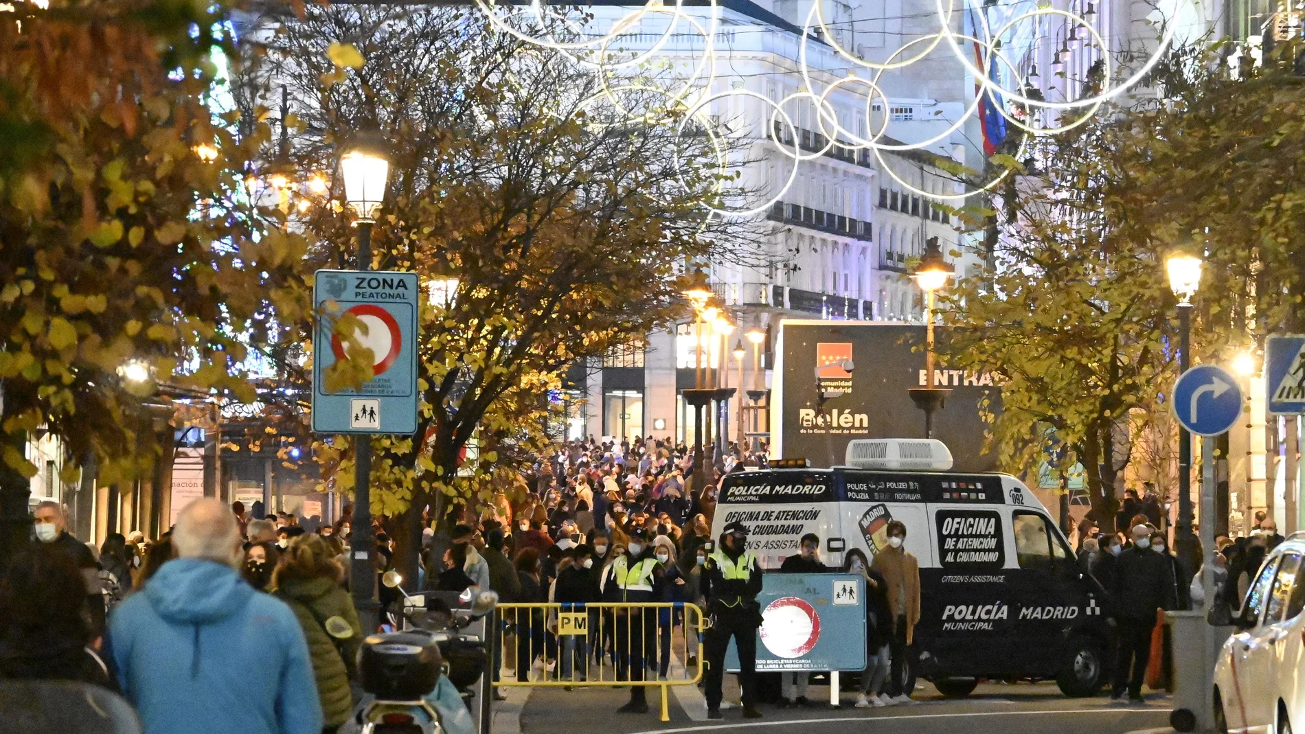 Vista del acceso a la madrileña Puerta del Sol el pasado domingo por la tarde, con la Policía Municipal controlando la afluencia de público.