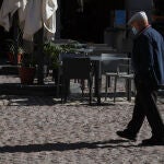 Imagen de un jubilado paseando por la plaza mayor