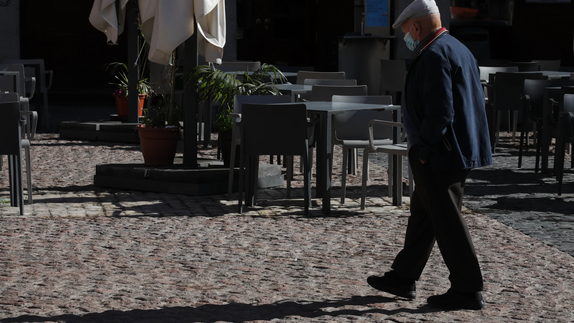 Imagen de un jubilado paseando por la plaza mayor