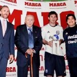 Maradona, junto a Messi, Di Stéfano y el autor del artículo