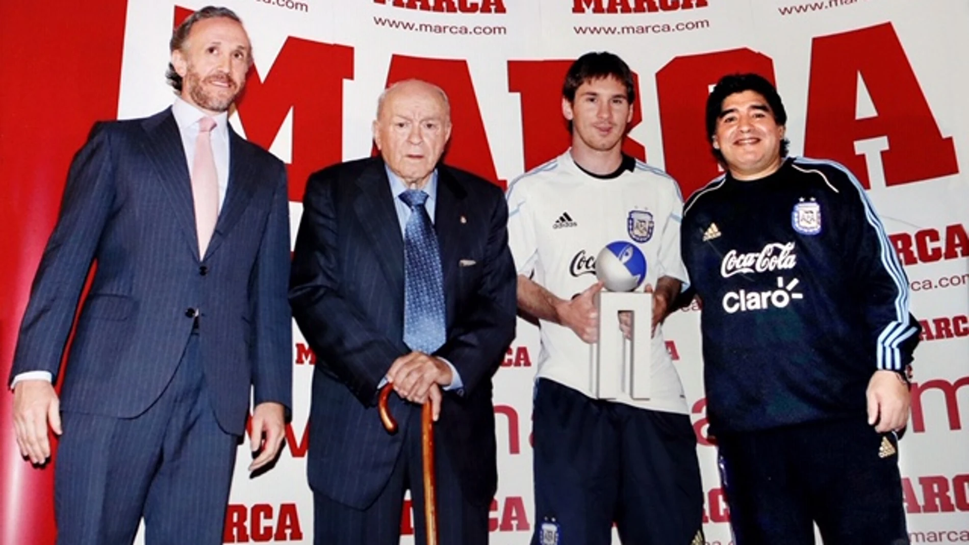 Maradona, junto a Messi, Di Stéfano y el autor del artículo