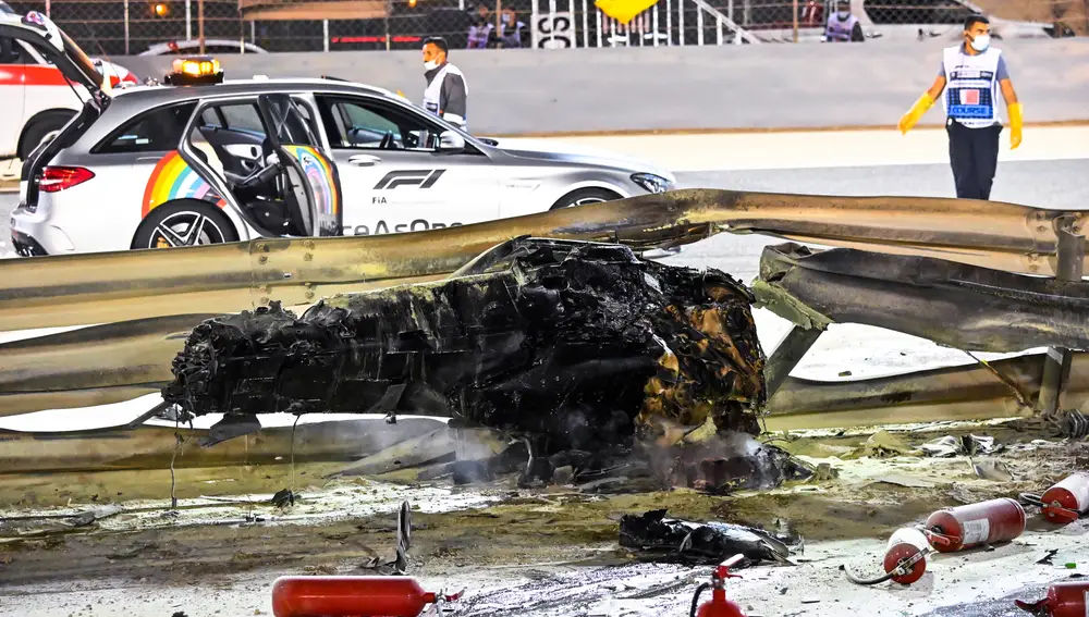 GROSJEAN Romain (fra), Haas F1 Team VF-20 Ferrari, debris of his car after his massive crash during the Formula 1 Gulf Air Bahrain Grand Prix 2020, from November 27 to 29, 2020 on the Bahrain International Circuit, in Sakhir, Bahrain - Photo DPPIAFP7 29/11/2020 ONLY FOR USE IN SPAIN