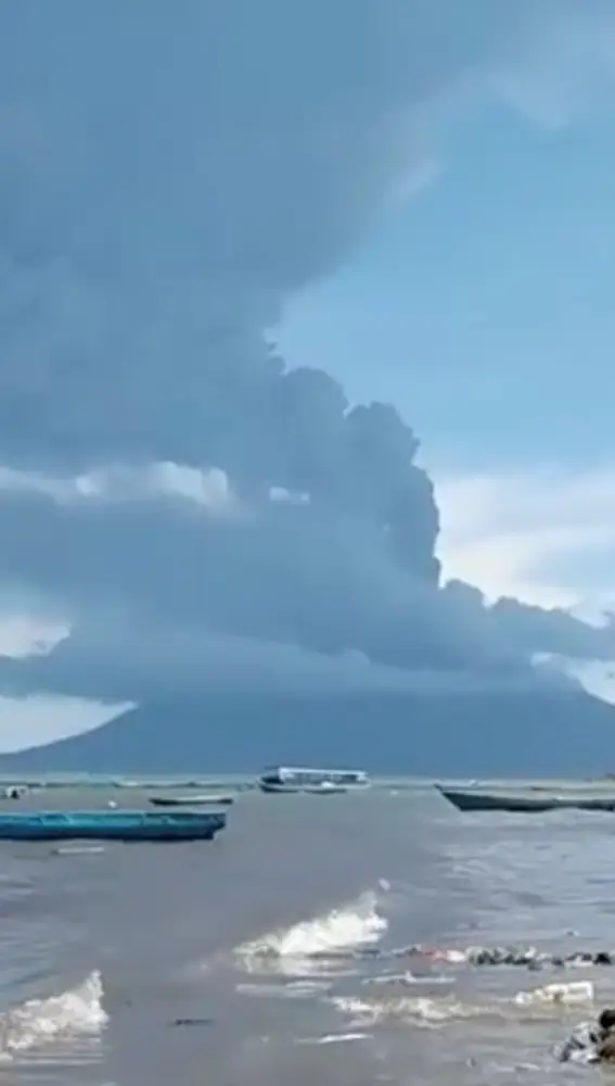 Erupción del volcán Ile Lewotolok vista desde Lembata