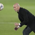Las últimas derrotas del Real Madrid han complicado el futuro de Zinedine Zidane.