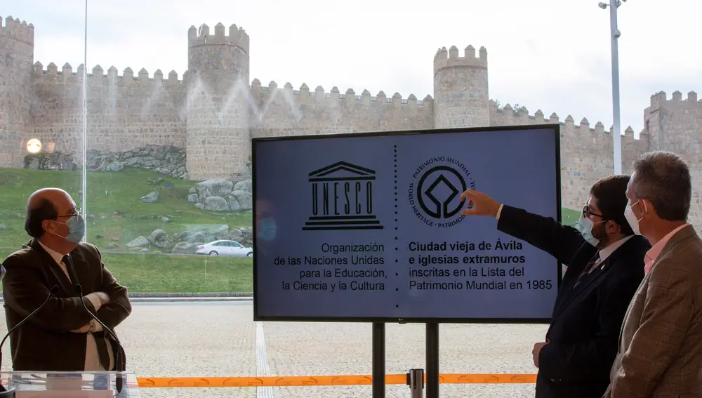 El alcalde de Ávila, Jesús Manuel Sánchez Cabrera, y el director de Políticas Culturales de la Junta de Castilla y León, José Ramón González, presentan las actividades que se desarrollarán con motivo del 35º aniversario de Ávila como Ciudad Patrimonio Mundial