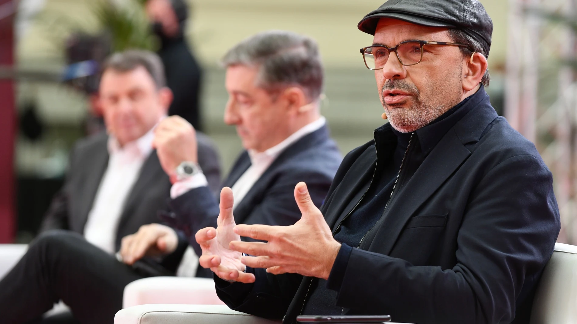 SEVILLA, 20/11/2019.- El cocinero Jesús Sánchez del restaurante Cenador de Amos (Villaverde de Pontones), renueva las tres estrellas Michelín durante la presentación de la Guía Michelín España y Portugal 2020, publicación que cumple 110 años, en el Teatro Lope de Vega, en Sevilla. detras roca y berasategui