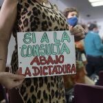 Una mujer sostiene un letrero en apoyo a la consulta popular auspiciada por el presidente de la Asamblea Nacional, Juan Guaidó