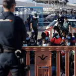 Efectivos de la Guardia Civil y Policía Nacional atienden a inmigrantes subsaharianos llegados este otoño a Santa Cruz de Tenerife.