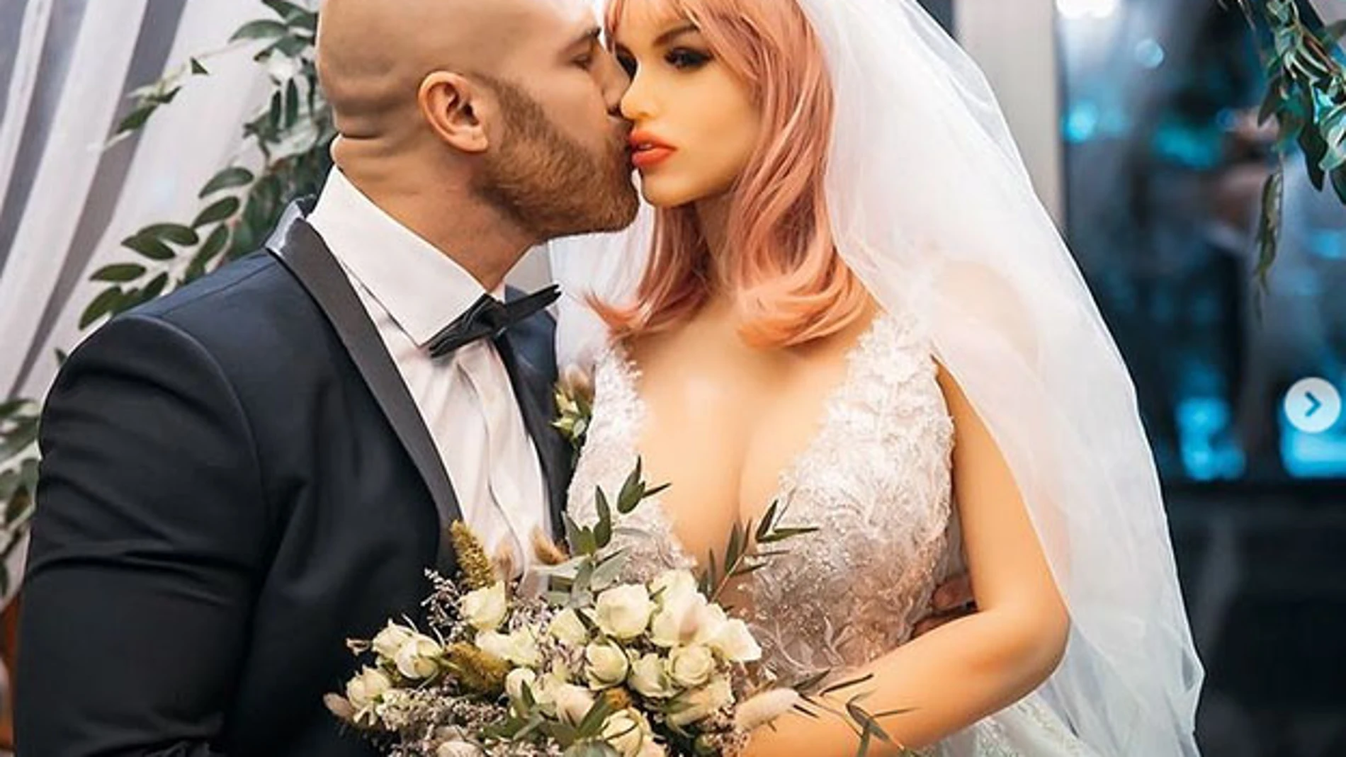 Yuri Tolochko y Margo, su muñeca hinchable.