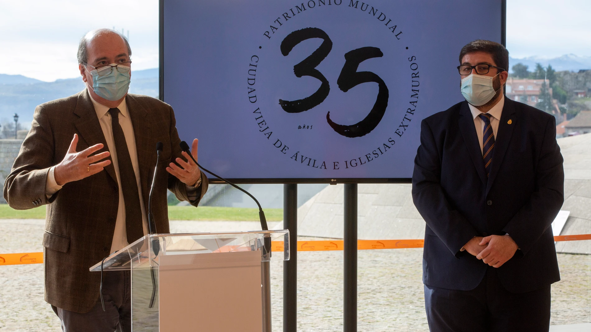 El alcalde de Ávila, Jesús Manuel Sánchez Cabrera, y el director de Políticas Culturales de la Junta de Castilla y León, José Ramón González, presentan las actividades que se desarrollarán con motivo del 35º aniversario de Ávila como Ciudad Patrimonio Mundial