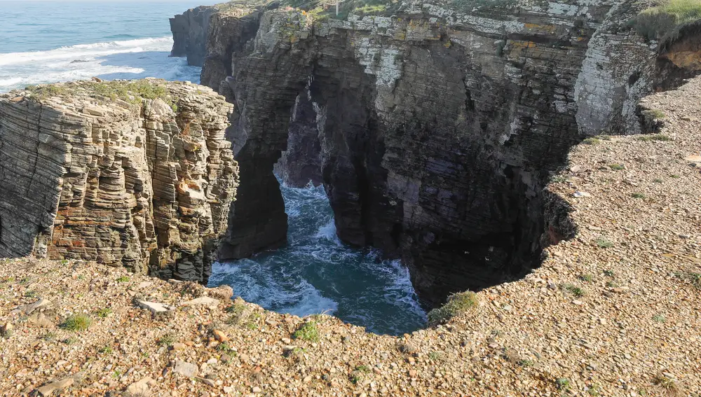 La caída ha tenido lugar en el primero de los tres arcos que están situados de manera consecutiva en este arenal