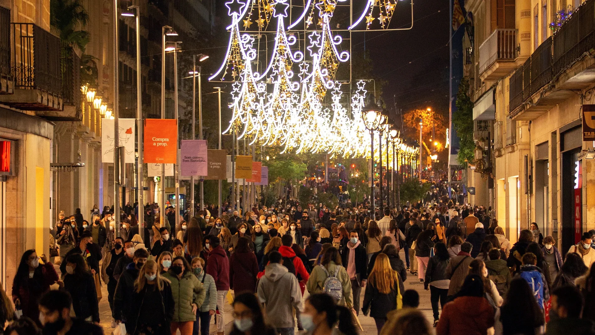 Ambiente de compras pre-navideñas en el Portal del Ángel este lunes en el centro de Barcelona.