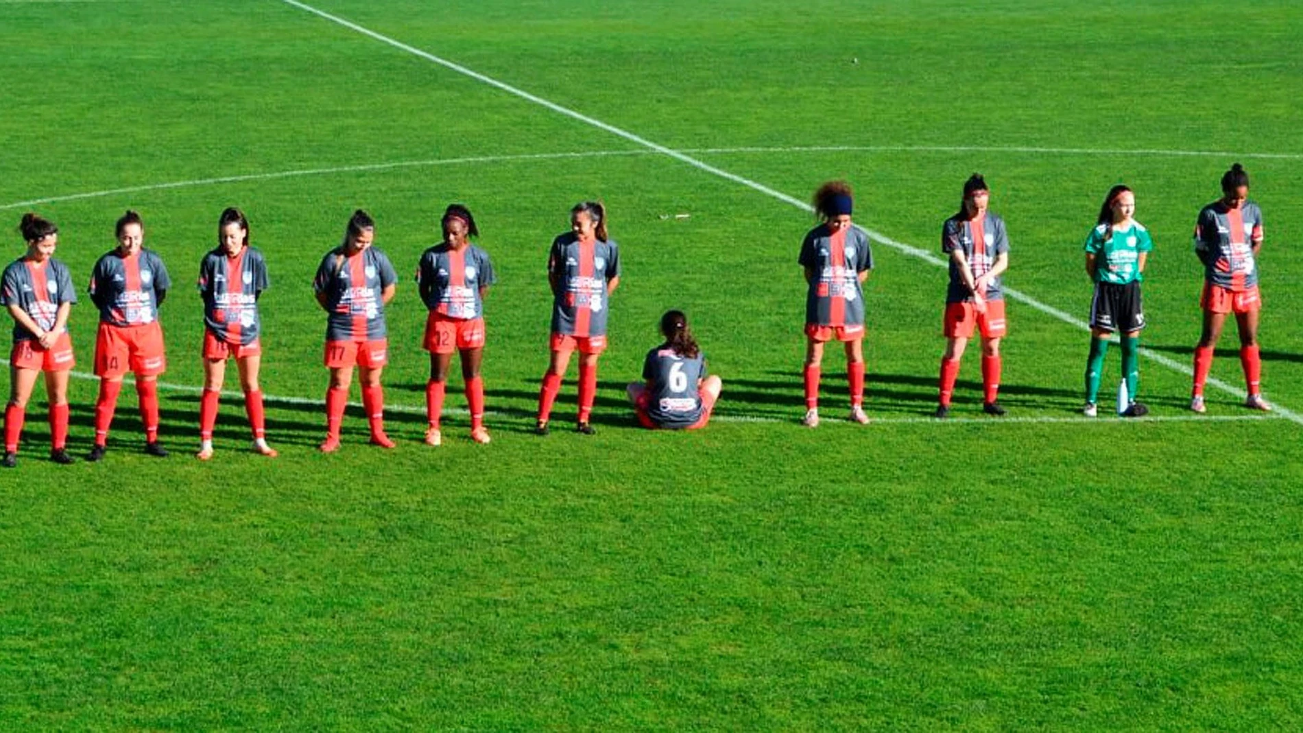 La imagen de Paula Dapena (5d) sentada de espaldas en el centro del campo de la ciudad deportiva de Abegondo, en La Coruña, rompiendo la fila que formaban sus compañeras durante un minuto de silencio en memoria de Diego Armando Maradona