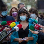 La parlamentaria autonómica Teresa Rodríguez (c) atiende a los medios de comunicación