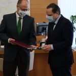 Fuentes recibe el informe de manos de AmiliviaCORTES30/11/2020