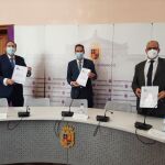 El alcalde de la ciudad, Mario Simón, junto con los concejales Luis Miguel Cárcel y Alfonso Polanco