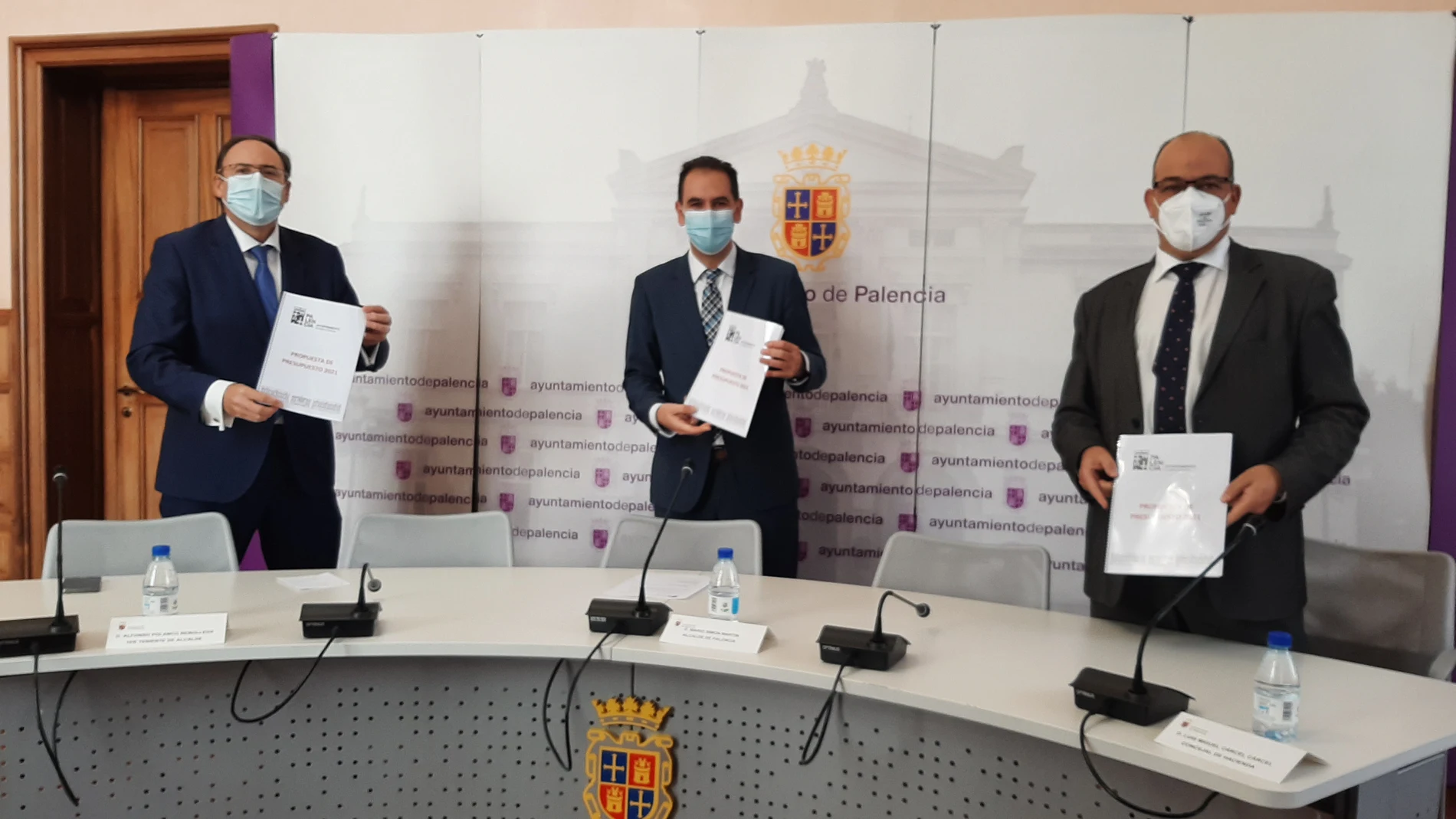 El alcalde de la ciudad, Mario Simón, junto con los concejales Luis Miguel Cárcel y Alfonso Polanco