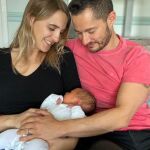 Jake y Hanna Graf posan con su primera hija Millie