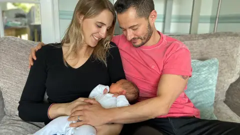 Jake y Hanna Graf posan con su primera hija Millie