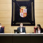 El presidente de las Cortes, Luis Fuentes, preside la Mesa del Parlamento autonómico junto a los vicepresidentes Francisco Vázquez y Ana Sánchez