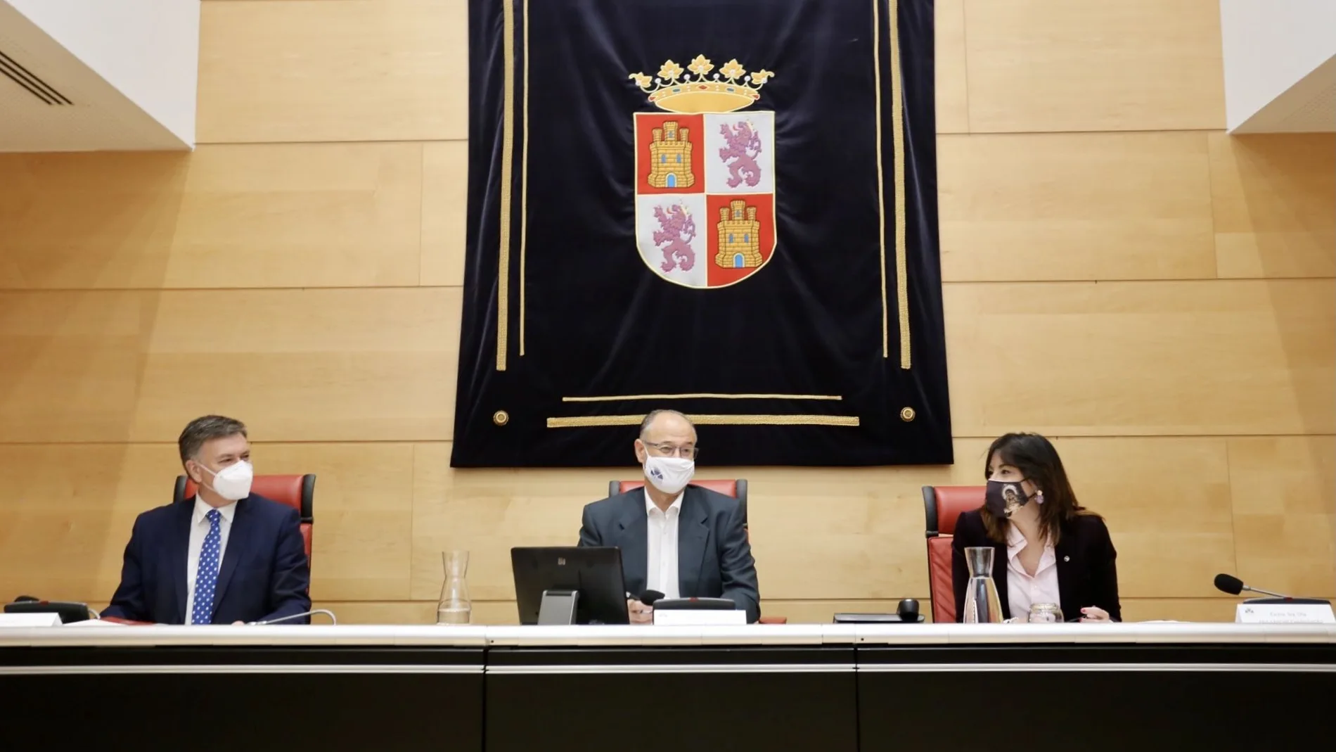 El presidente de las Cortes, Luis Fuentes, preside la Mesa del Parlamento autonómico junto a los vicepresidentes Francisco Vázquez y Ana Sánchez