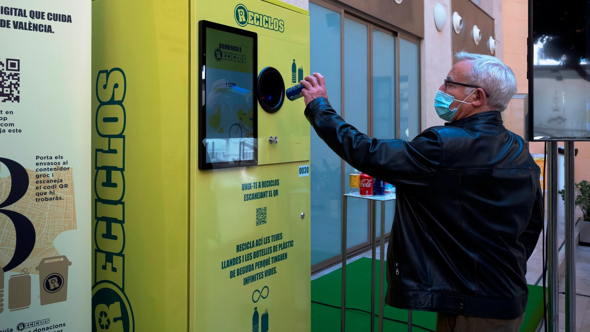 Ribó demuestra el funcionamiento del proyecto Reciclos