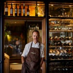 Entrevista con el cocinero Pedro Martino del restaurante La Guisandera de Piñera en la sala del restaurante.