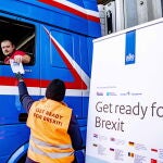 Entregan folletos a los conductores de camiones en la terminal de un operador de ferry en el puerto de Rotterdam