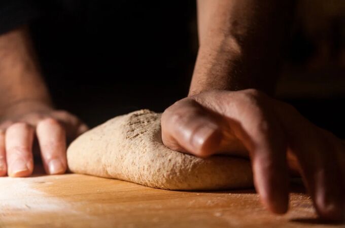 Lo primero de todo es que para hacer pan casero y artesano no hay que tener prisa, el pan necesita tiempo para fermentar y desarrollar sus sabores, cuanto más tiempo repose el pan (dentro de un límite...), mejor sabrá y sentará.