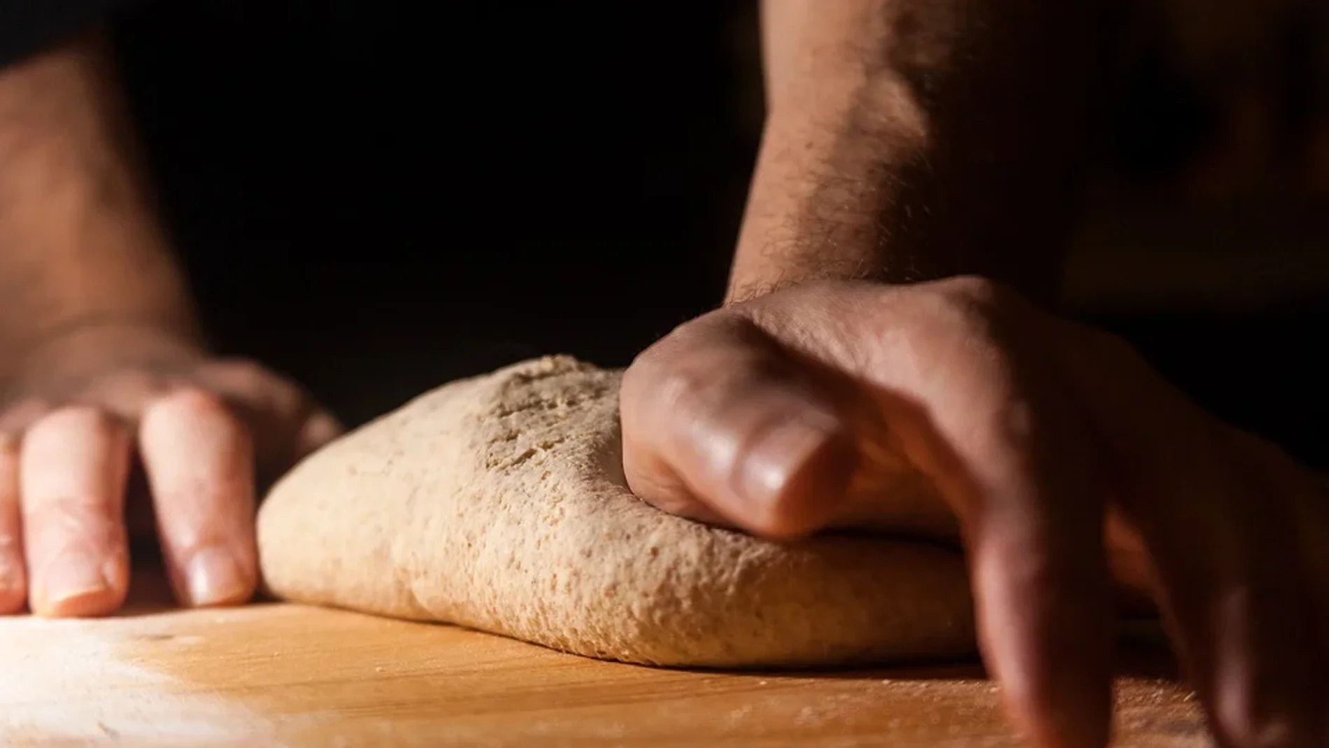 Lo primero de todo es que para hacer pan casero y artesano no hay que tener prisa, el pan necesita tiempo para fermentar y desarrollar sus sabores, cuanto más tiempo repose el pan (dentro de un límite...), mejor sabrá y sentará.