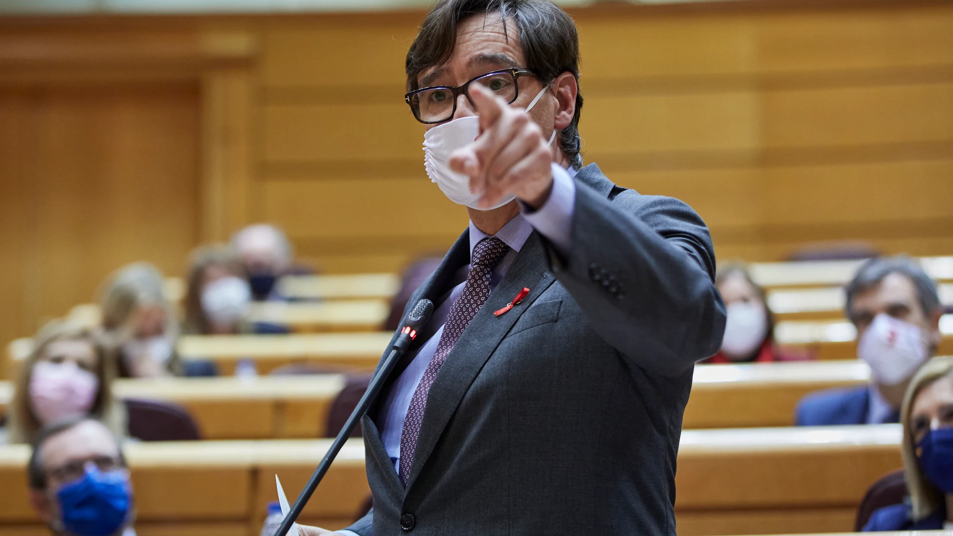 El ministro de Sanidad, Salvador Illa, interviene durante una sesión de control al Gobierno en el Senado, en Madrid