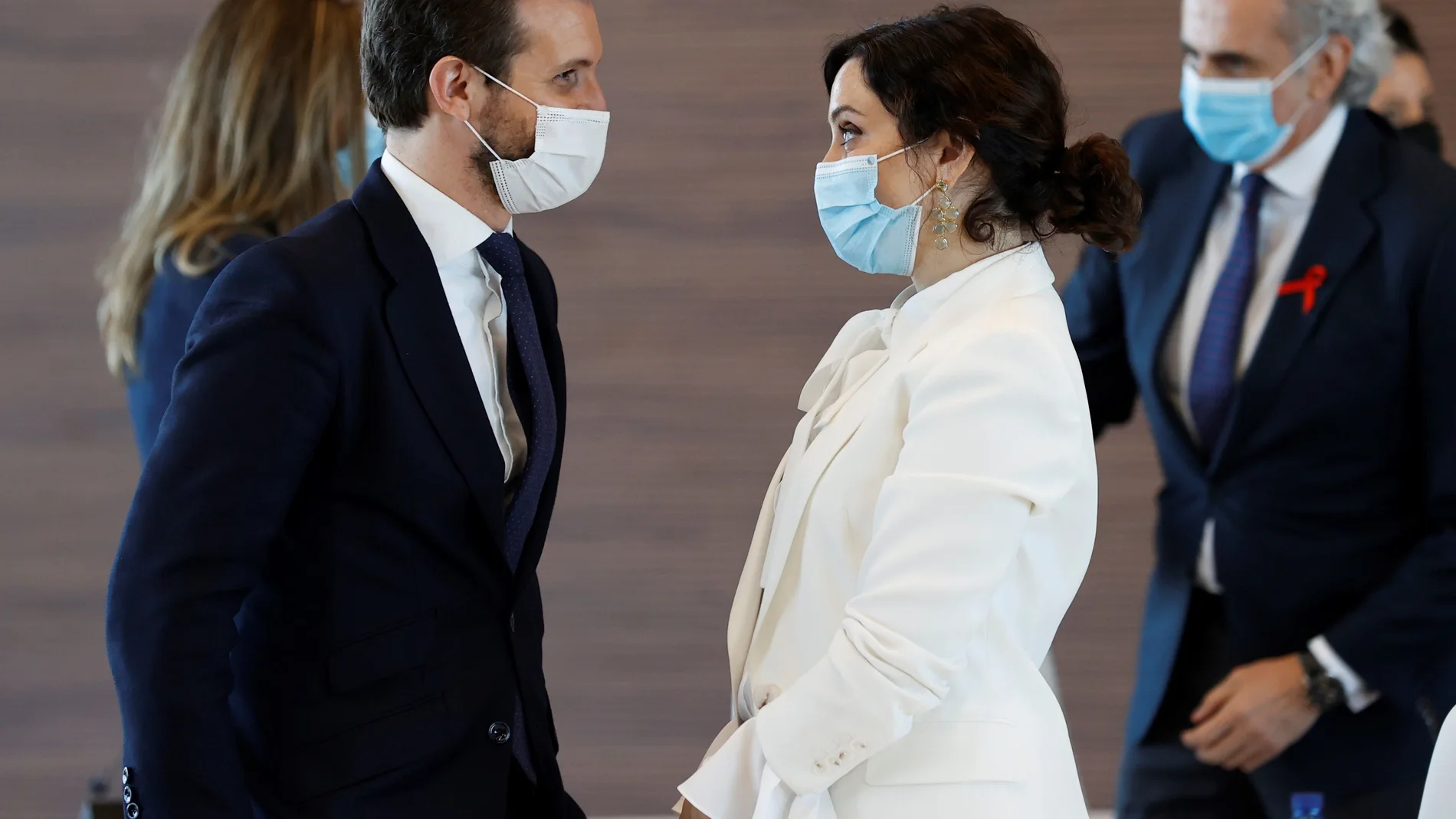 El presidente del PP, Pablo Casado y la presidenta de la Comunidad de Madrid, Isabel Díaz Ayuso durante el acto de inauguración del nuevo hospital de Emergencias Enfermera Isabel Zendal.