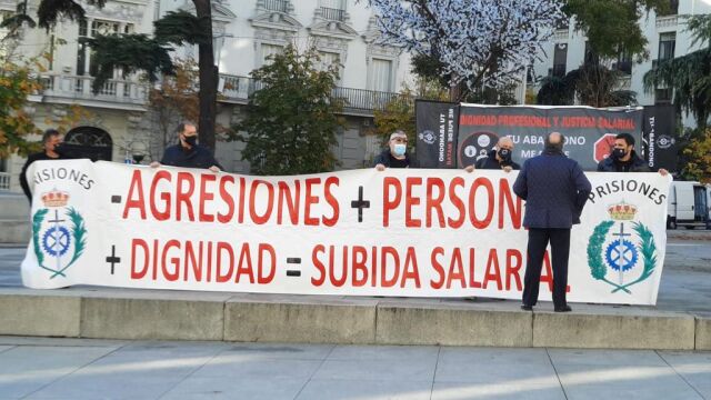 Funcionarios de prisiones, esta mañana, frente al Congreso
